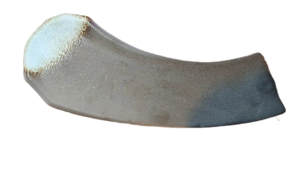 Teller organisch flach mit Fuß Erdbraun matt mit glanzweißer Ecke 40x15/10cm