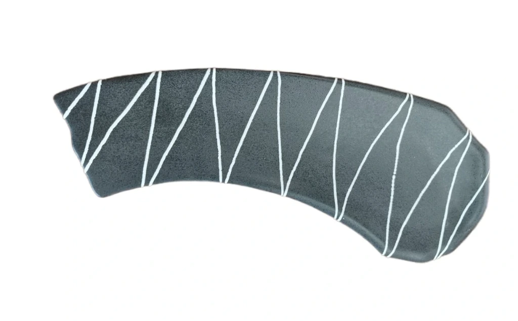 Teller organisch flach mit Fuß Schiefergrau matt mit glanzweißen Linien 40x15/10cm 