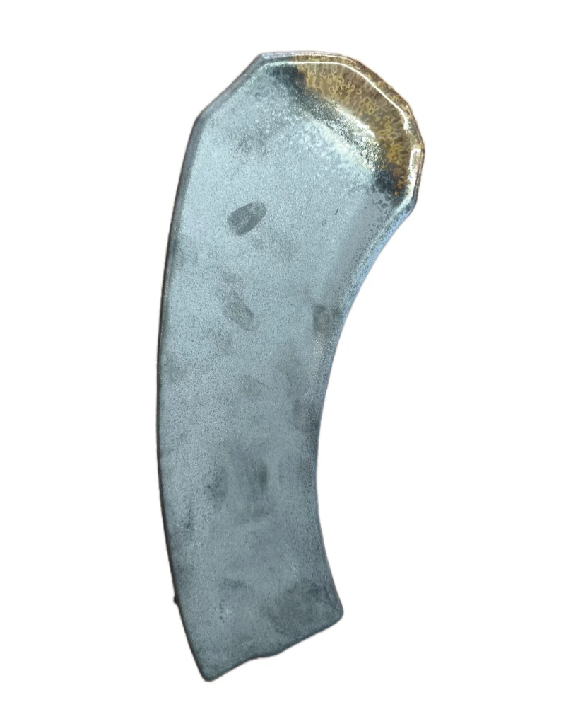Teller organisch flach mit Fuß Schiefergrau matt mit glanzbrauner Ecke 40x15/10cm